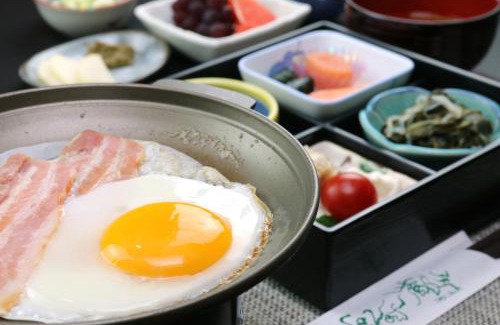 Zaoonsen Hotel | Relax at Le Vert Zao: Family-Friendly with Hot Tub & Dining