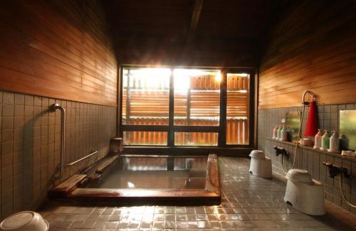 Zaoonsen Hotel | Relax at Le Vert Zao: Family-Friendly with Hot Tub & Dining