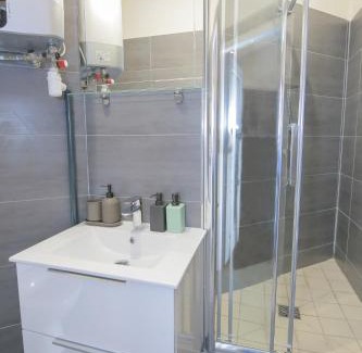 Saint-Roch - Badouillere - Chavanelle Apartment | Chic Le Victorien: Central Stay with Free Wifi & Breakfast