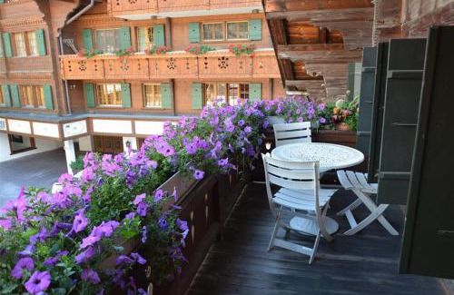 Zweisimmen Nr Gstaad Apartment | Cozy Le Vieux Chalet: Pet-Friendly Retreat for Families