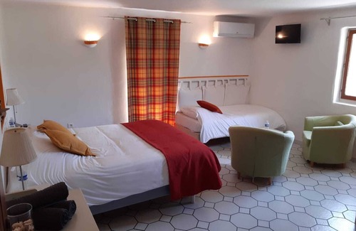Cairanne Bed & Breakfast | Discover Le Vieux Platane: Eco-Friendly Family Retreat