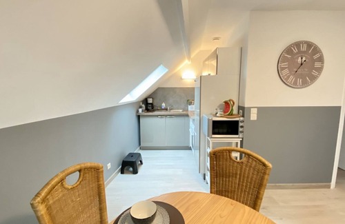 Le Crotoy Apartment | Oceanfront Le Viktoria Apartment with Breakfast & Parking