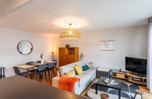 Arsenal-Redon Apartment | Modern Le ViLoNa: 10/10 Rated with Private Parking