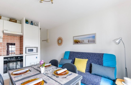 Courseulles-sur-Mer Apartment | Oceanfront Duplex Retreat - Le Voilier, Courseulles sur Mer