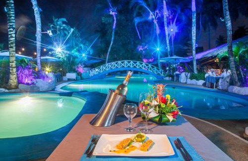 Marcory Hotel | Discover Le Wafou: Poolside Bliss with High Guest Ratings