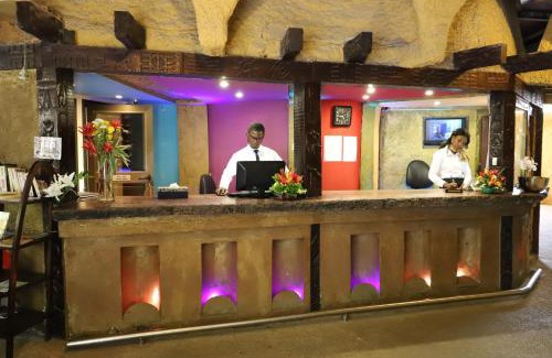 Marcory Hotel | Discover Le Wafou: Poolside Bliss with High Guest Ratings