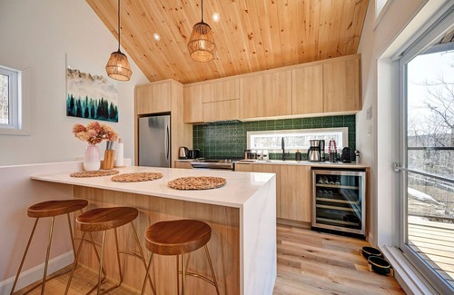 Sainte-Beatrix Ski Chalet | Relaxing Le Windermere: Hot Tub & Riverfront Retreat