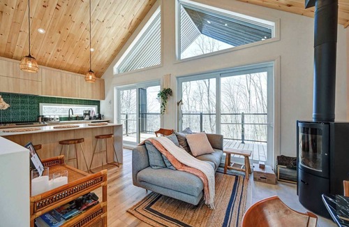 Sainte-Beatrix Ski Chalet | Relaxing Le Windermere: Hot Tub & Riverfront Retreat