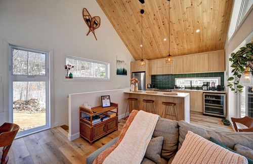 Sainte-Beatrix Ski Chalet | Relaxing Le Windermere: Hot Tub & Riverfront Retreat