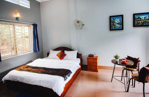 Kampot House | Cozy Lea's Guesthouse with Restaurant & Breakfast Included