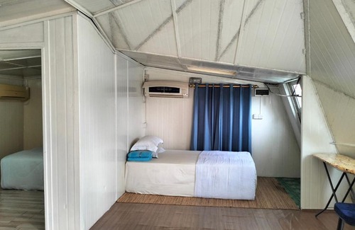 Lutong Boat Rental | Budget-Friendly Leaf Boat House: Family-Approved Retreat