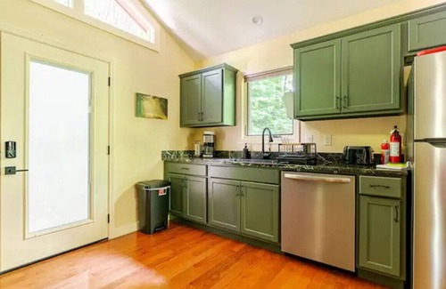 Marshall Cabin | Inviting Crows Nest Retreat Near Asheville with Spa Amenities