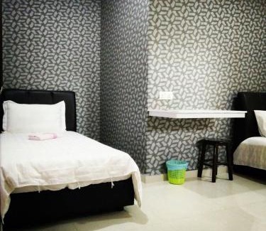 Taman Intan House | Cozy Leaf Guest House: Family-Friendly with Breakfast Included