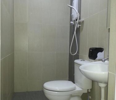 Taman Intan House | Cozy Leaf Guest House: Family-Friendly with Breakfast Included