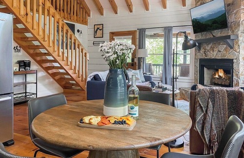 Hidden Lake Cabin | Leaf & Log Serene Cabin: Spa, Hot Tub & Firepit Retreat