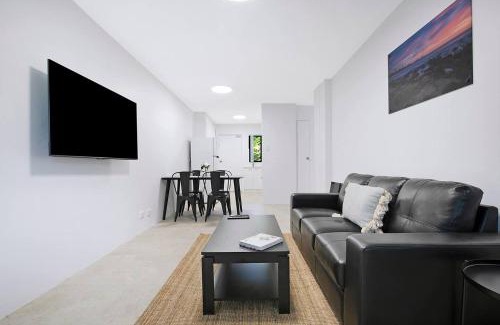 Red Hill Apartment | Leafy Hideout - Quiet Comfort near Riverfront and CBD