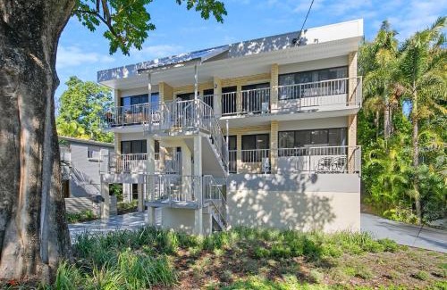 Red Hill Apartment | Leafy Hideout - Quiet Comfort near Riverfront and CBD