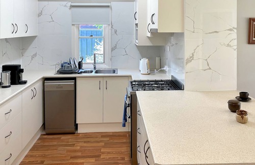 East Tamworth Apartment | Tranquil Leafy Lodge: Your Secluded Getaway in East Tamworth