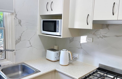 East Tamworth Apartment | Tranquil Leafy Lodge: Your Secluded Getaway in East Tamworth