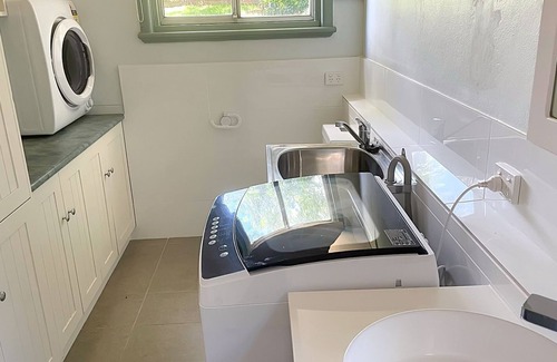 East Tamworth Apartment | Tranquil Leafy Lodge: Your Secluded Getaway in East Tamworth
