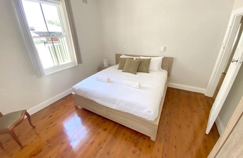 East Tamworth House | Tranquil Leafy Lodge: Secluded Retreat for Families & Pets
