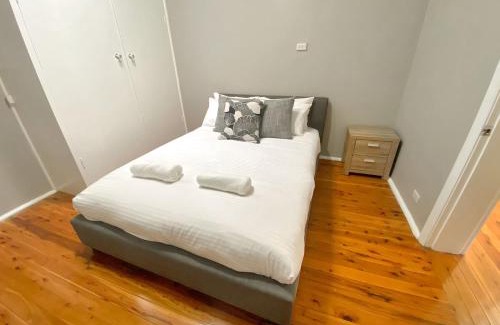 East Tamworth House | Tranquil Leafy Lodge: Secluded Retreat for Families & Pets
