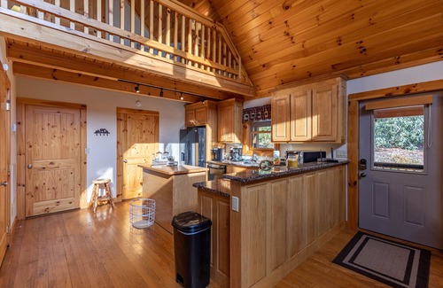 Linville Falls Cabin | Experience Leafy Way Lodge: Cozy Log Home with Hot Tub