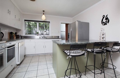 New Plymouth House | Discover Leatham Heights: Ocean View & Pet-Friendly Retreat