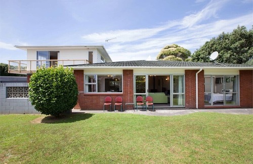 New Plymouth House | Discover Leatham Heights: Ocean View & Pet-Friendly Retreat