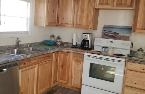 Stewart House | Unforgettable Stay at Leatherwood Bay with Lake Views