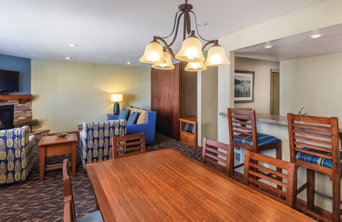 Tahoe Village Resort | Relax and Unwind by the Ocean at Our Serene Retreat