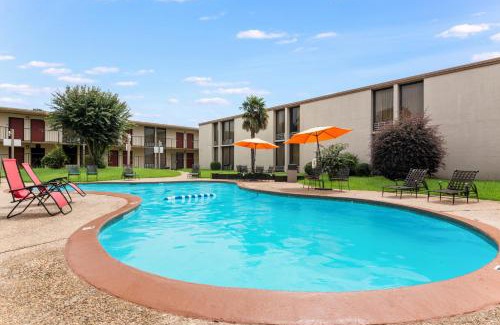 Bossier City Hotel | Relax at LeBossier Hotel with Oceanfront Views & Pool