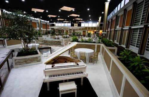 Bossier City Hotel | Relax at LeBossier Hotel with Oceanfront Views & Pool