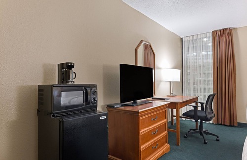 Bossier City Hotel | Comfortable Stay at LeBossier Hotel with Pool & Restaurant