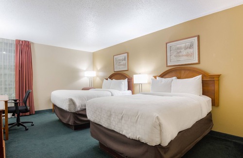 Bossier City Hotel | Comfortable Stay at LeBossier Hotel with Pool & Restaurant