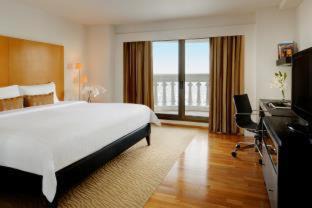 Bang Rak Hotel | Experience Unmatched Luxury at lebua at State Tower