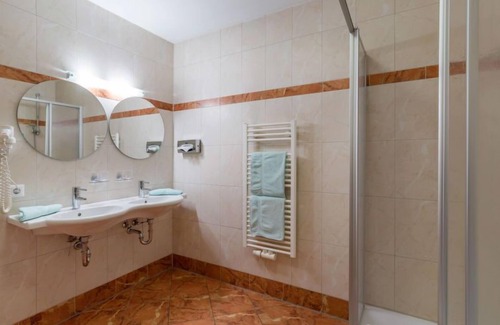 Stumm Apartment | Discover Lechners Wohnwelt: Pool, Spa & Lake Views