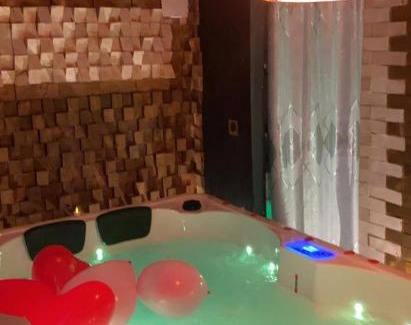 Meru Apartment | Top-Rated Lecocondemy: Relax with a Hot Tub Retreat