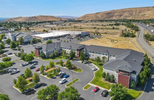Buena Hotel | Discover Ledgestone Hotel: Family-Friendly & Accessible Stay