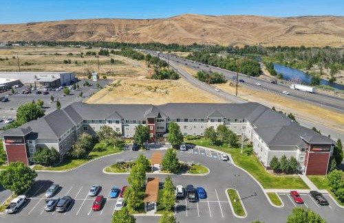 Buena Hotel | Discover Ledgestone Hotel: Family-Friendly & Accessible Stay