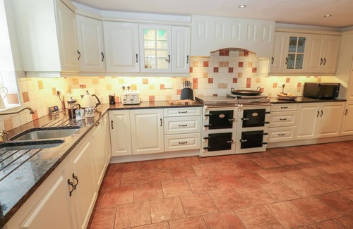 Halifax House | Relax at Lee House Farm with Hot Tub & Pet-Friendly Stay