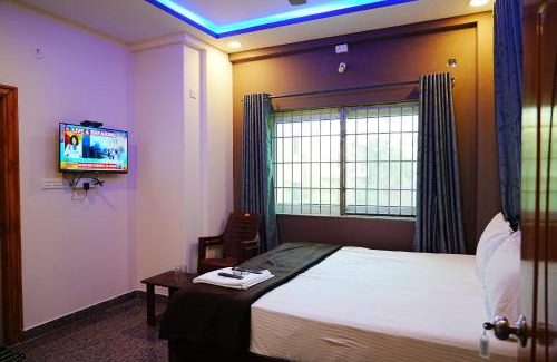 Bengaluru Apartment | Guest Favorite: Lee Paradise Inn with Breakfast & Fireplace