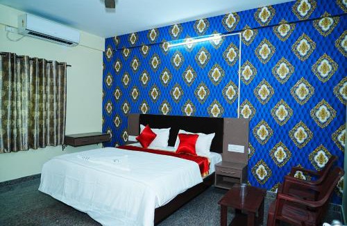 Bengaluru Apartment | Guest Favorite: Lee Paradise Inn with Breakfast & Fireplace