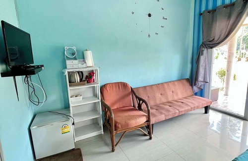 Ko Kood Hotel | Cozy Lee Red House: Family-Friendly with Kitchen & Restaurant