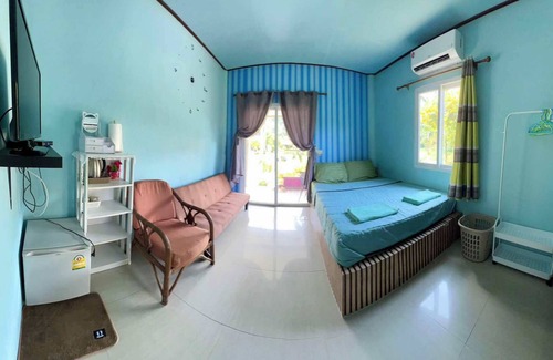 Ko Kood Hotel | Cozy Lee Red House: Family-Friendly with Kitchen & Restaurant