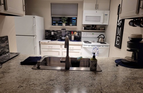 Helena Condo | Explore Lee's Helena Hideout with Ocean Views & Breakfast