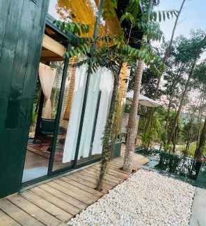 Soc Son Villa | Relax at LEE & Sau Sau Garden: Pool, Breakfast & Family Fun