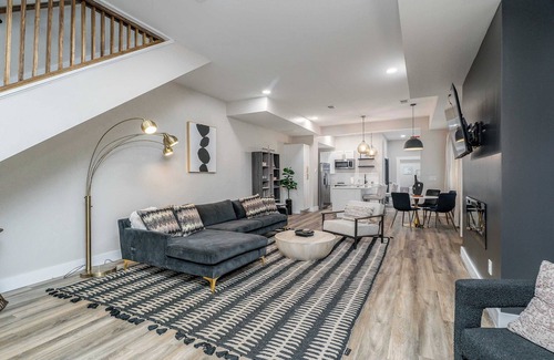 Covington House | Lee Street Lodge | Minutes from DT!