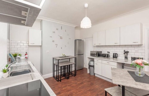 Harehills House | Modern 7-Bed House, Minutes from City Centre with Breakfast