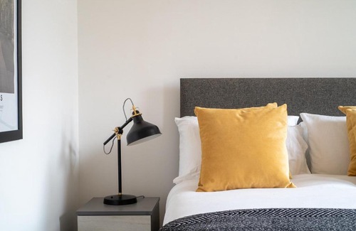 Chapeltown Apartment | Ideal Leeds Apartment: 5 Minutes to City Centre, Rated 10/10